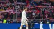 Velšský záložník Gareth Bale opouští trávník po utkání Realu Madrid