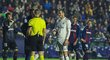Gareth Bale diskutuje se sudím v utkání Realu na hřišti Levante