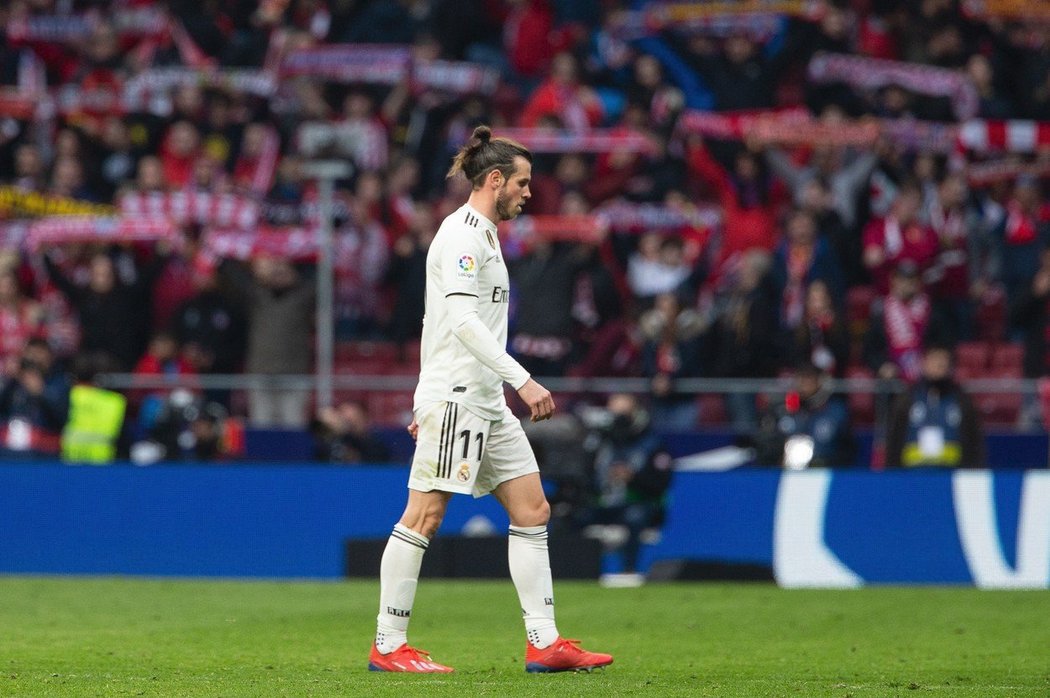 Velšský záložník Gareth Bale opouští trávník po utkání Realu Madrid