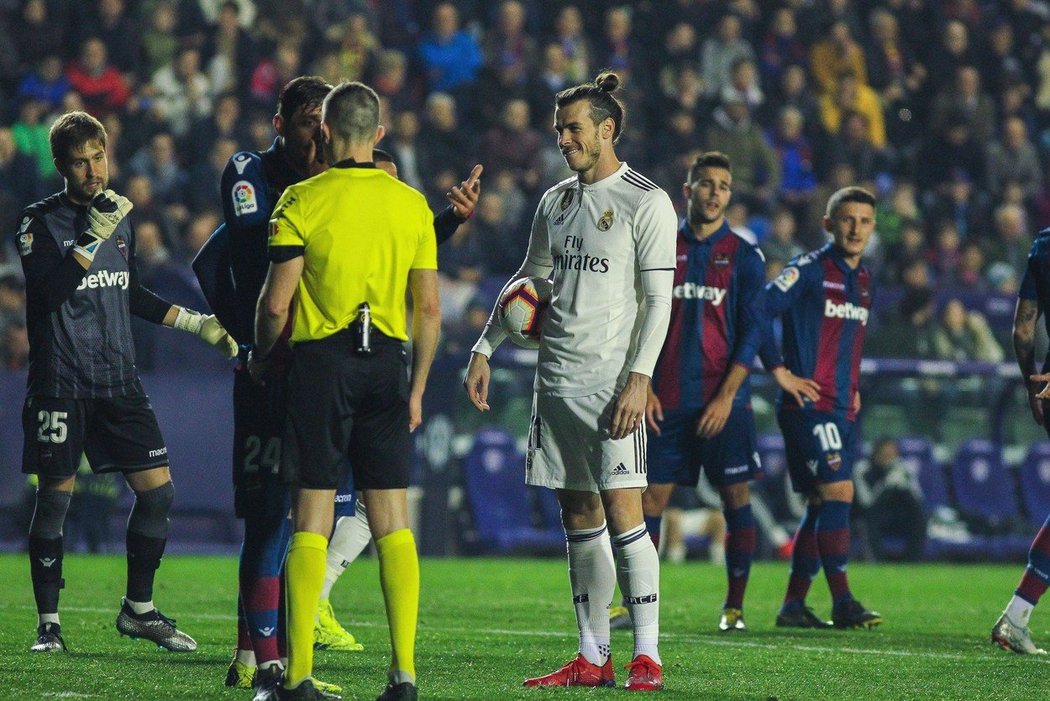 Gareth Bale diskutuje se sudím v utkání Realu na hřišti Levante