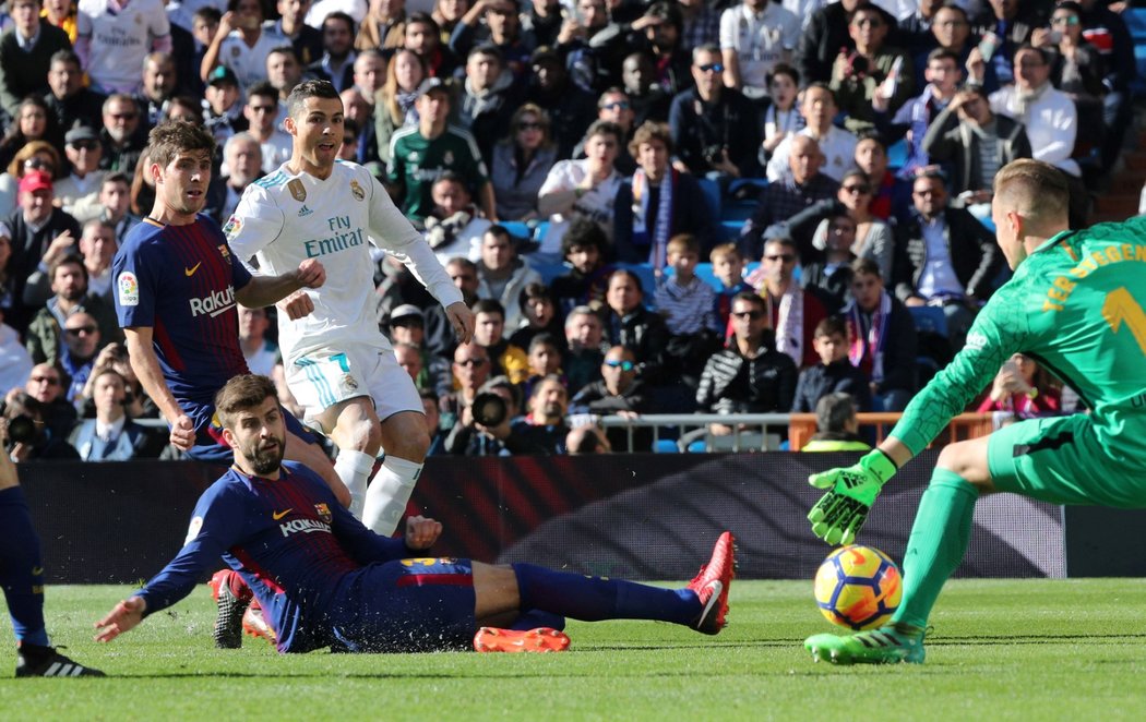 Marc-André ter Stegen se proti Ronaldovi vytáhl náramným zákrokem