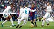 Lionel Messi v obklopení obránců Realu
