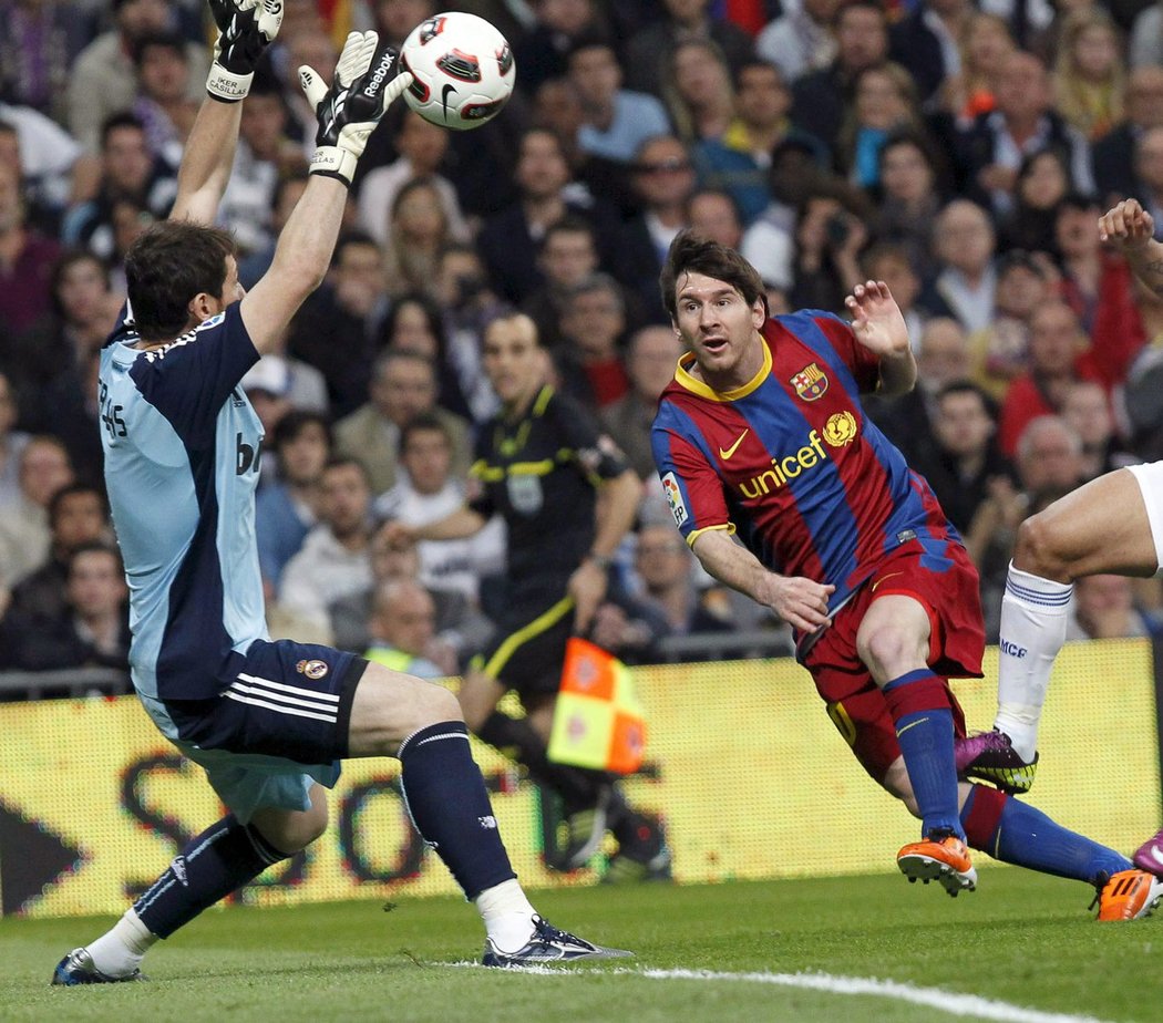 Messi ve velké šanci před Casillasem