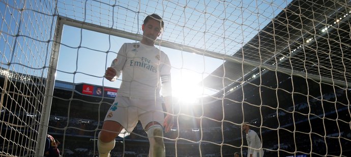 Odevzdaný kapitán Sergio Ramos loví míč ze sítě