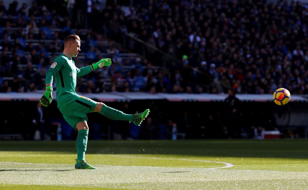 Gólman Barcelony Marc-André ter Stegen odkopává balon