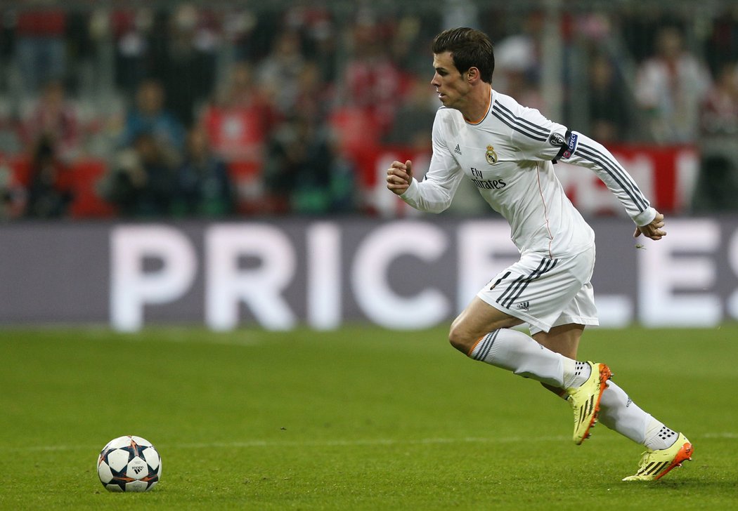 Gareth Bale rozehrává další útočnou akci Realu