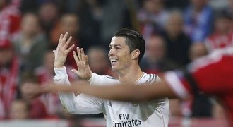 Mám jich PATNÁCT, slavil Ronaldo, který překonal Messiho rekord