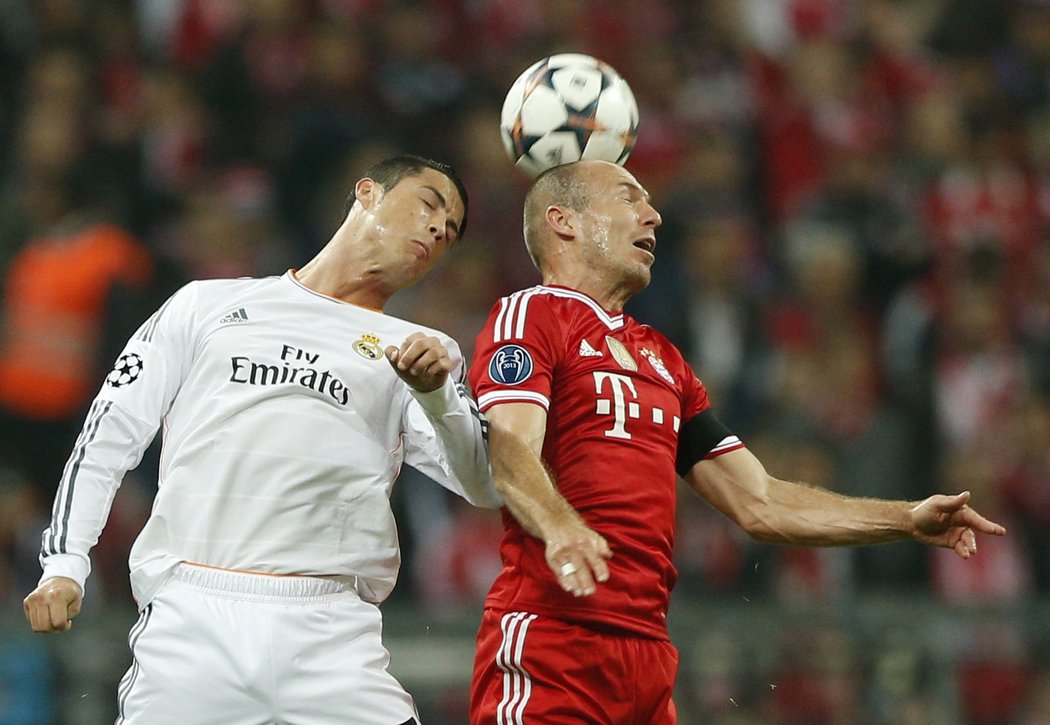 Ronaldo v hlavičkovém souboji s Robbenem
