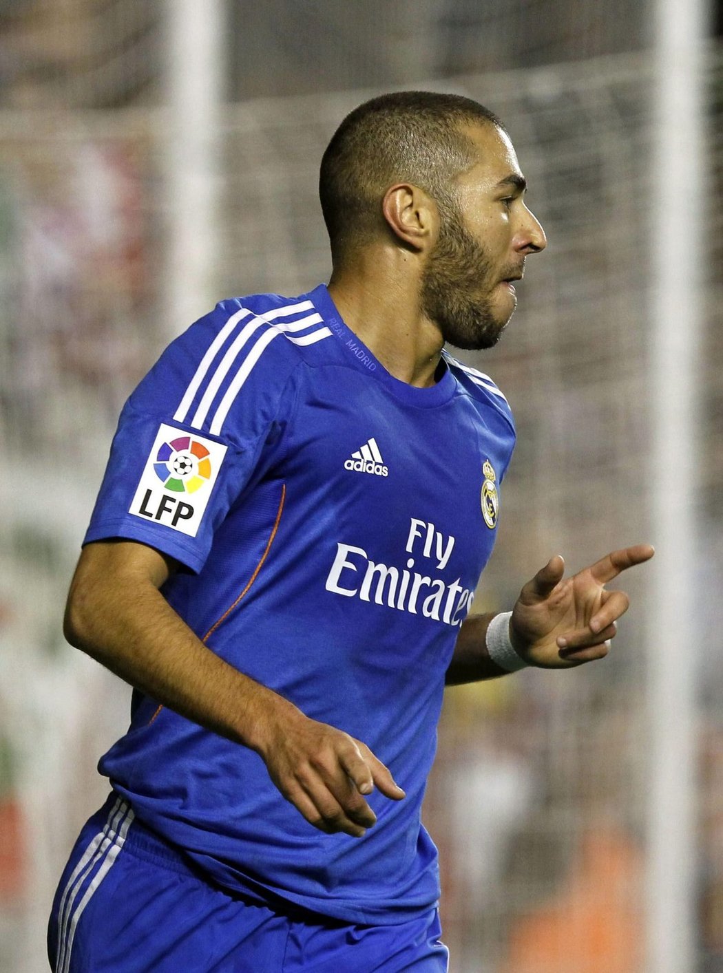 Útočník Realu Karim Benzema se raduje po gólu do sítě Vallecana