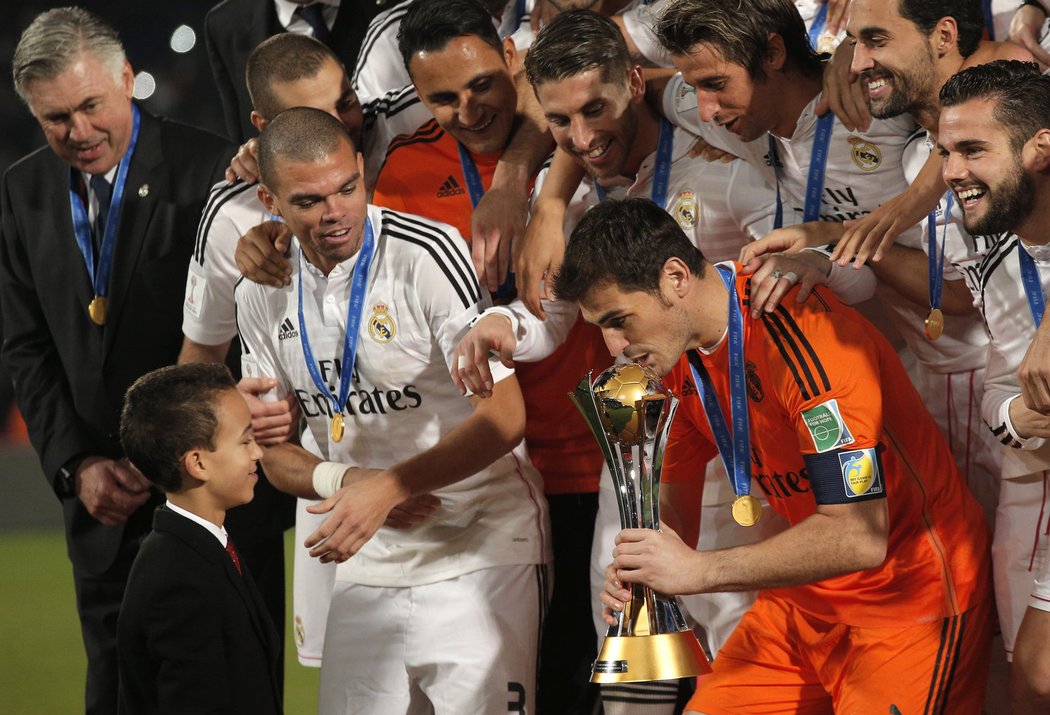 Marocký korunní princ Moulay El Hassan předal Casillasovi vítěznou trofej