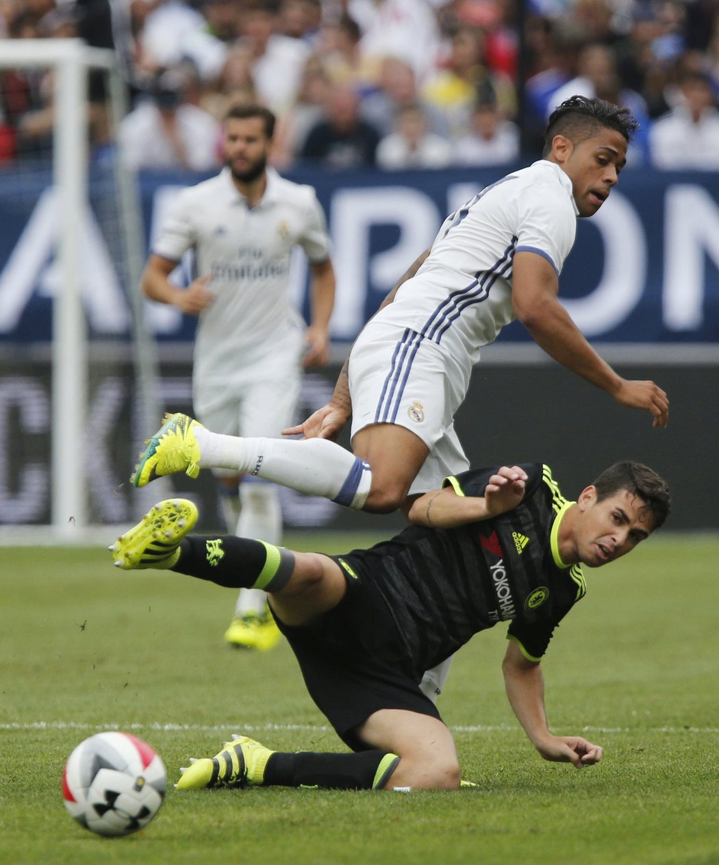 Záložník z Chelsea Oscar (dole) v souboji s Mariano Diazem z Chelsea