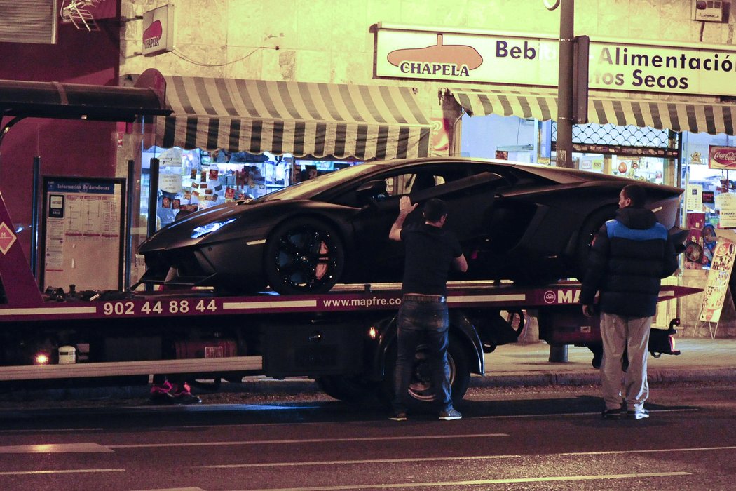 Smutná Ronaldo asistuje nakládání svého Lamborghini