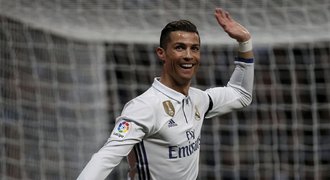 Fotbalovým boháčům vládne Ronaldo. Za rok vydělá přes DVĚ miliardy