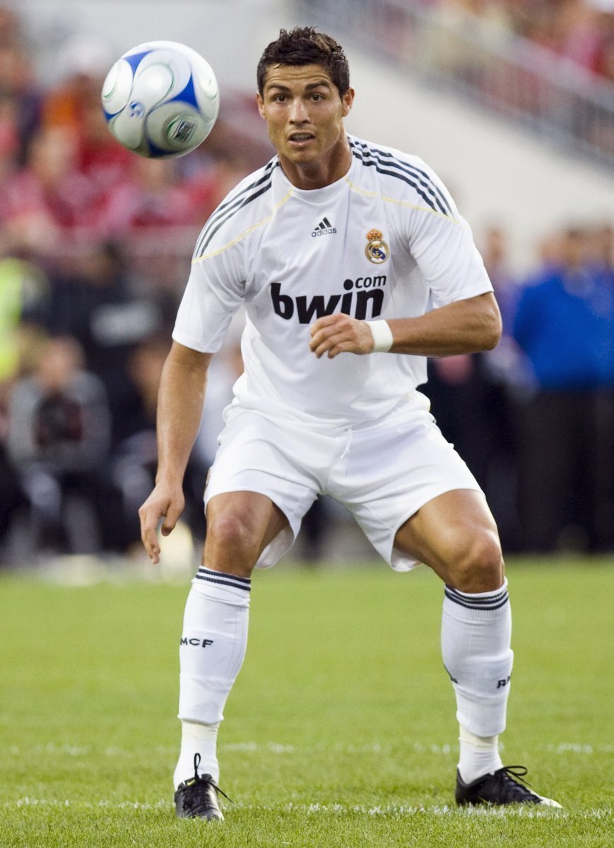 Cristiano Ronaldo očima kontroluje míč