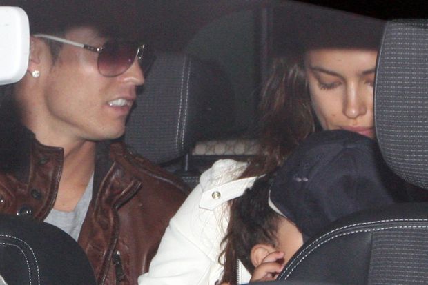 Ronaldova snoubenka Irina Shayk vzala malého Cristiana na klín a nechtěla ho pustit Ronaldova snoubenka Irina Shayk vzala malého Cristiana na klín a nechtěla ho pustit