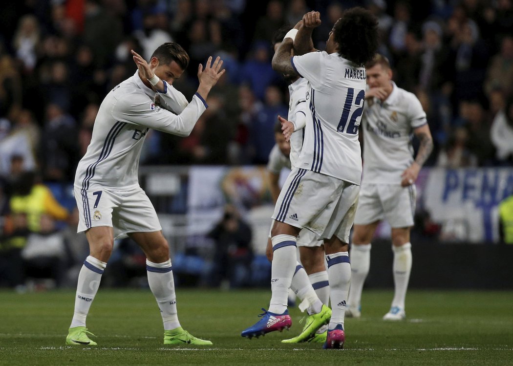 Cristiano Ronaldo a Marcelo slaví vyrovnávací branku Realu Madrid do sítě Betisu