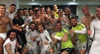 Real v euforii. Přežil neuznaný gól, vyloučení a slavil v Barceloně