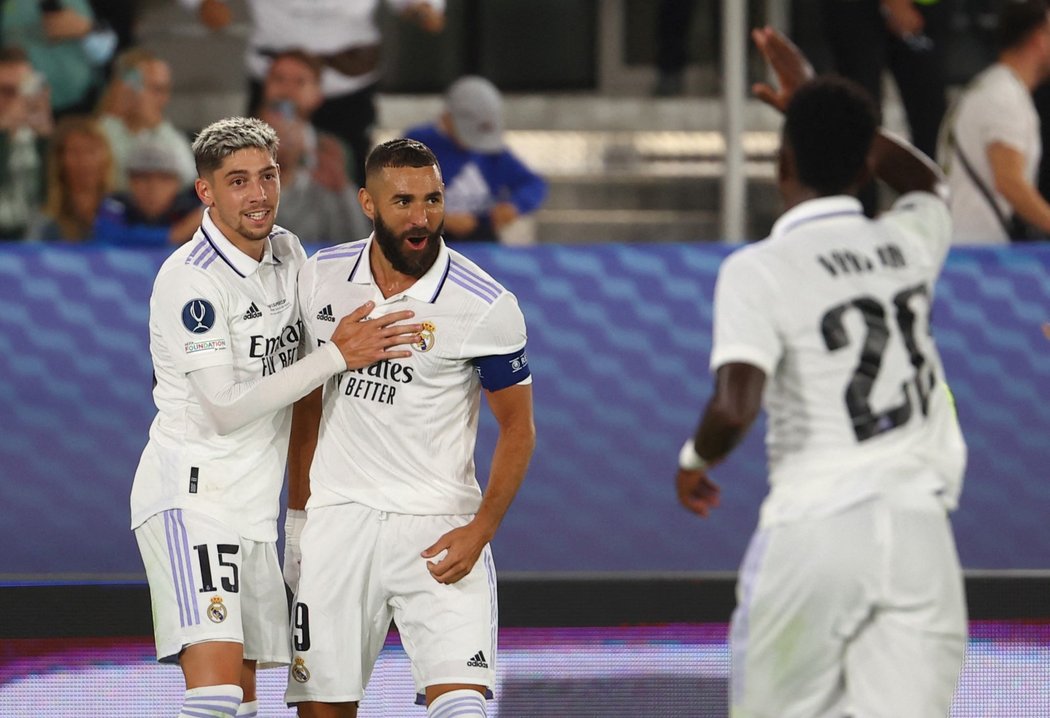 Fotbalisté Realu oslavují gól, který dal Karim Benzema