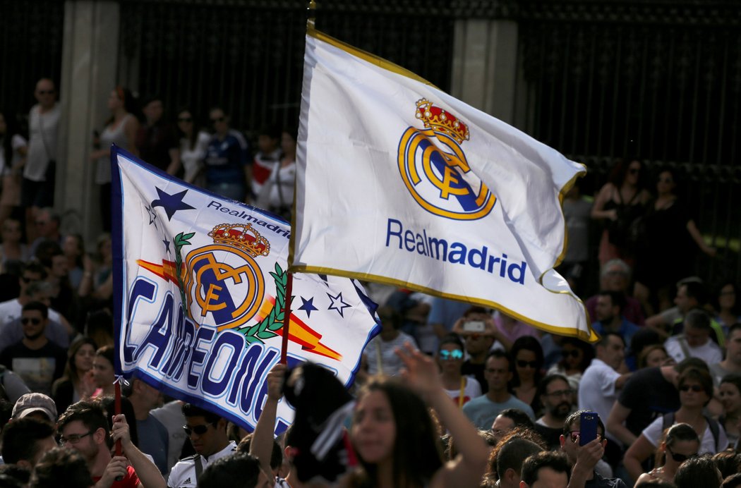 Fanoušci Realu Madrid během oslav na náměstí Cibeles, kde čekali na příjezd vítězů Ligy mistrů