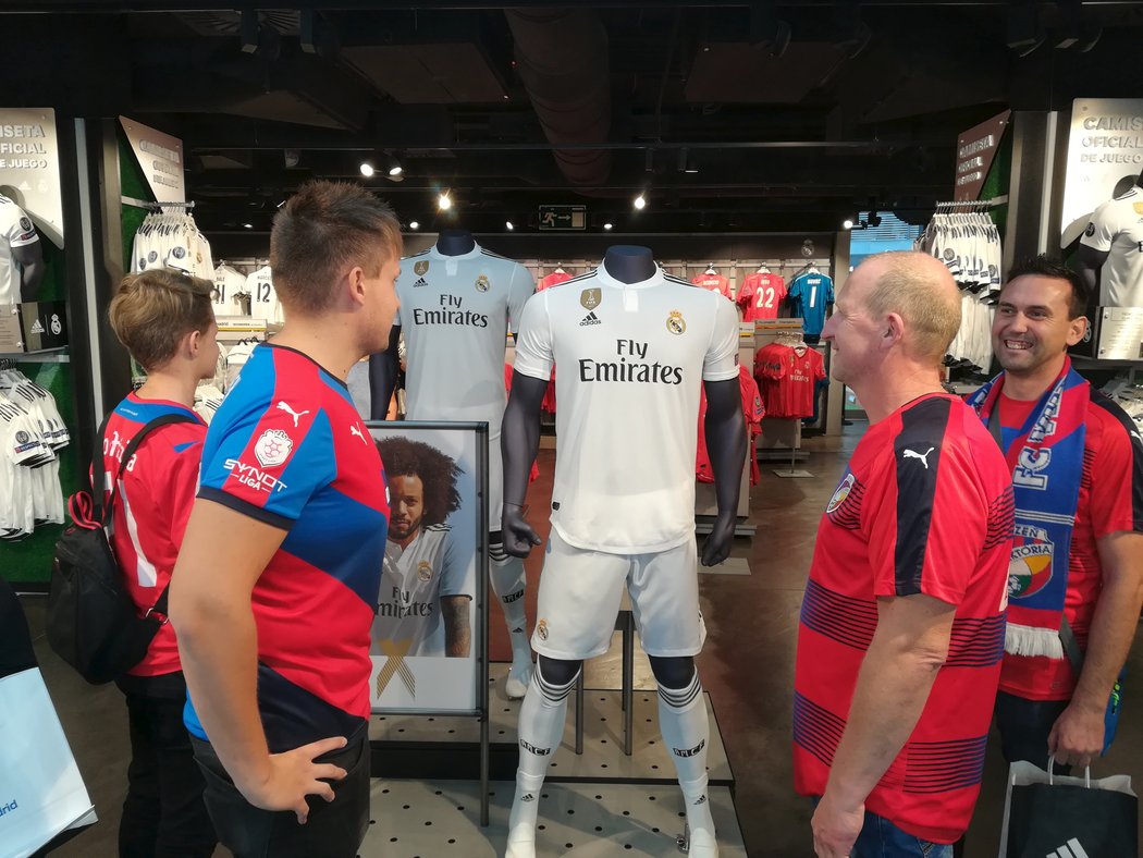 Plzeňští fanoušci ve fanshopu Realu Madrid na stadionu Santiago Bernabéu