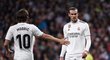 Luka Modrič a Gareth Bale během zápasu s Barcelonou (0:1)