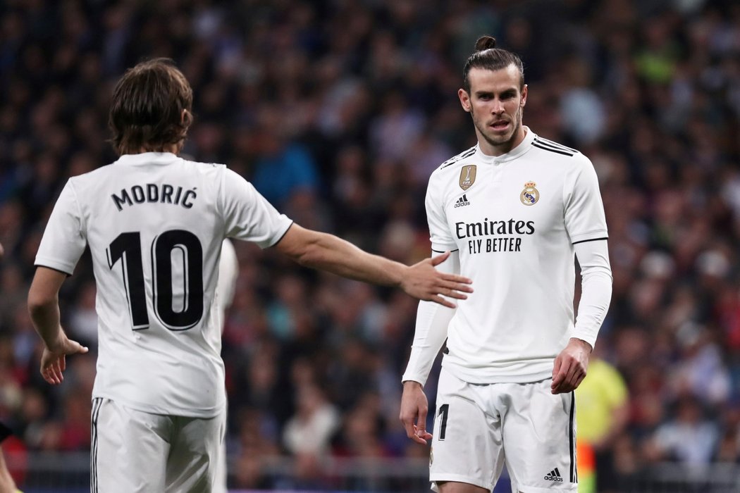 Luka Modrič a Gareth Bale během zápasu s Barcelonou (0:1)