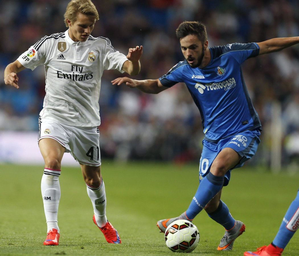 Martin Ödegaard v souboji s obranou Getafe.