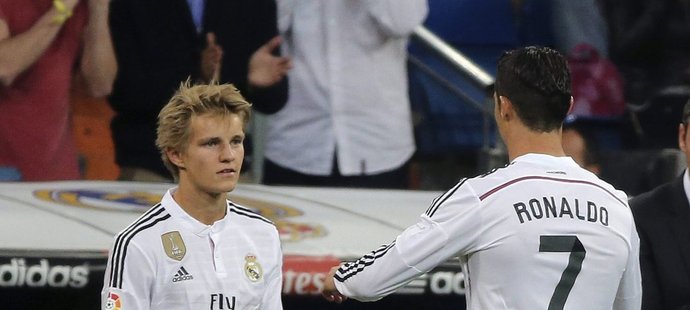 Velký moment je tu, Martin Ödegaard střídá Cristiana Ronalda