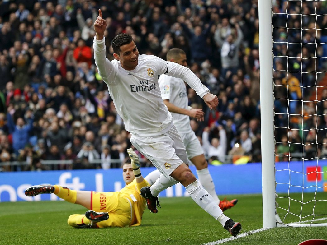 Ronaldo se raduje z druhého gólu do sítě Gijonu. V tomto zápase stihl i napadnout protihráče.