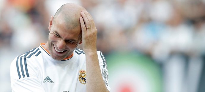 Zinedine Zidane se směje v exhibičním zápase hvězd Realu Madrid a Juventusu Turín