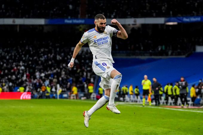 Benzema dotírá na legendy Realu. Ancelotti smekl: Klasa. Ať dá 50 gólů Benzema dotírá na legendy Realu. Ancelotti smekl: Klasa. Ať dá 50 gólů