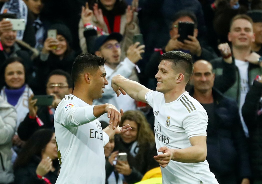 Luka Jovič a Casemiro slaví gól Realu