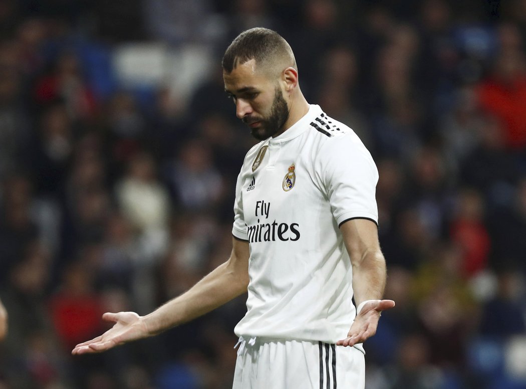 Co se to s námi děje? jako by se ptal útočník Realu Karim Benzema v utkání se Sociedadem