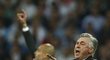 Trenérská souhra. Guardiola s Ancelottim dirigují své hráče během semifinále Ligy mistrů mezi Realem Madrid a Bayernem Mnichov