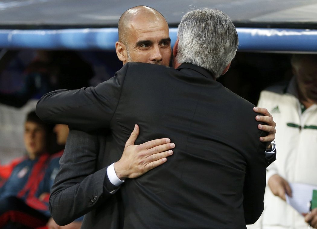 Trenér Realu Madrid Carlo Ancelotti se zdravý se svým protějškem, Pepem Guardiolou z Bayernu Mnichov
