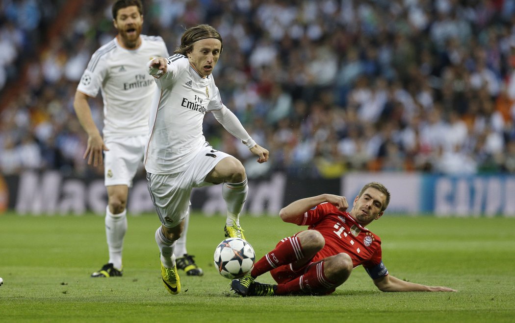 Luka Modrič se snaží projít přes kapitána Bayernu Philippa Lahma