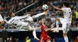 Ramos s Pepem odvrací míč před hvězdou Bayernu Franckem Ribérym