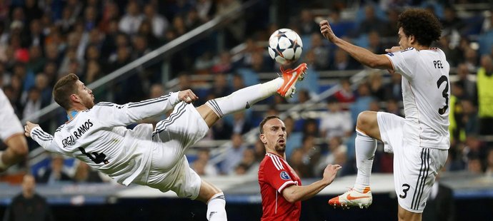 Ramos s Pepem odvrací míč před hvězdou Bayernu Franckem Ribérym