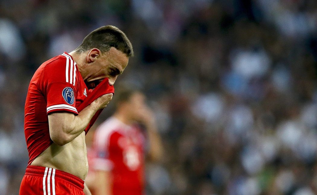 Zklamaný Franck Ribéry. Francouzský záložník v utkání Bayernu na hřišti Realu Madrid, kde se výrazně neprosadil