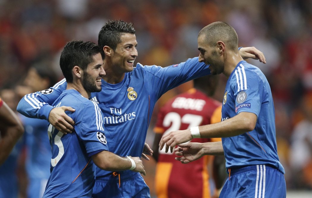 Radostný Real. Isco, Ronaldo a Benzema slaví gól do sítě Galatasaraye. Jeden z pěti!