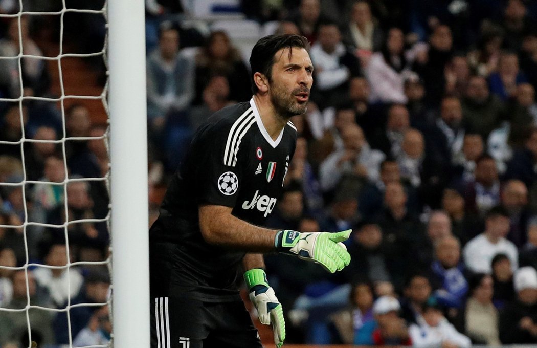 Italský gólman Juventusu Gianluigi Buffon v utkání s Realem Madrid