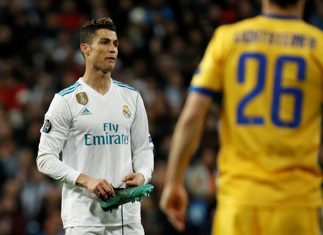 Cristiano Ronaldo během zápasu s Juventusem přišel o kopačku