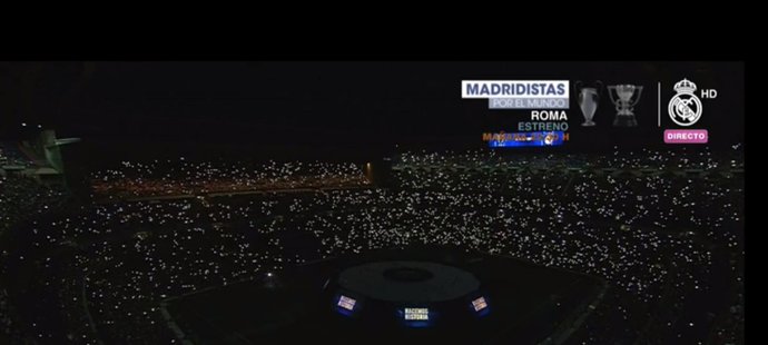 Zaplněný stadion Realu, který se zahalil do tmy