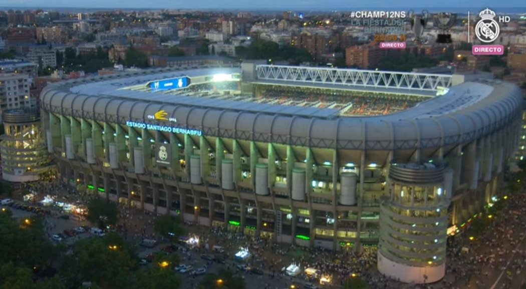 Osvětlený stadion Realu zvenku