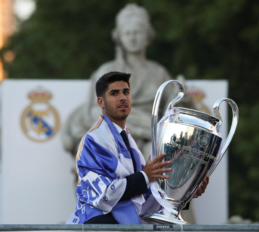 Marco Asensio s trofejí pro vítěze Ligy mistrů