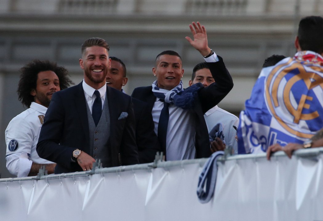 Sergio Ramos a Ronaldo při oslavách v Madridu