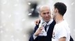 Trenér Realu Zinedine Zidane a Alvaro Arbeloa  a náměstí Cibeles, tradičním místem oslav v Madridu