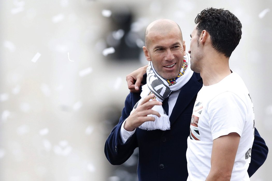 Trenér Realu Zinedine Zidane a Alvaro Arbeloa  a náměstí Cibeles, tradičním místem oslav v Madridu