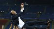 Trenér Realu Zinedine Zidane nad hlavami hráčů po výhře ve finále Ligy mistrů