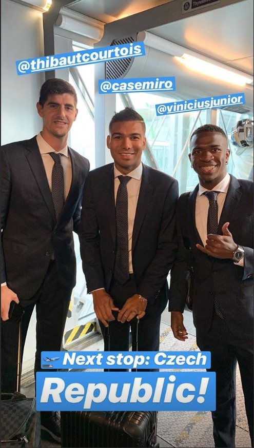 Hráči Realu Thibaut Courtois, Casemiro a Vinícius před odletem do Česka